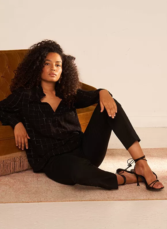 Shop Sud Express Blouse A Col Monte Avec Volant Noir Blouisa