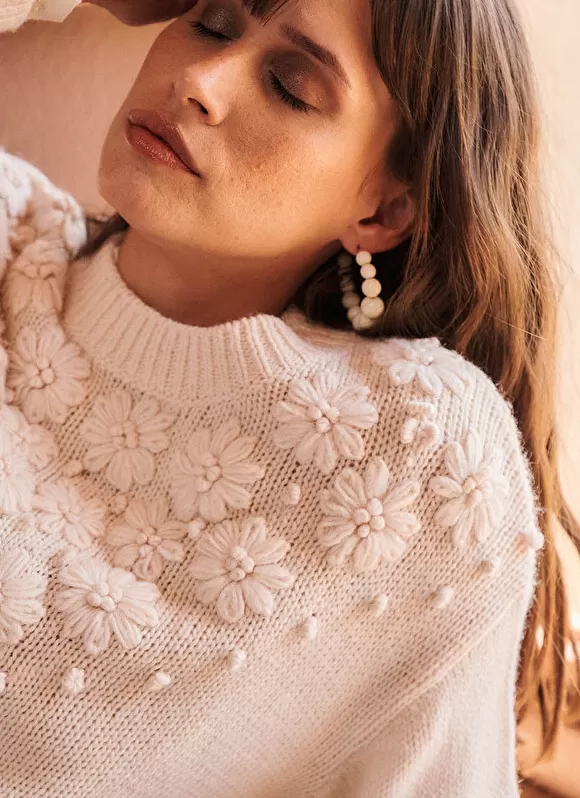Shop Sud Express Pull Col Rond A Broderies Florales Ecru Marguerite